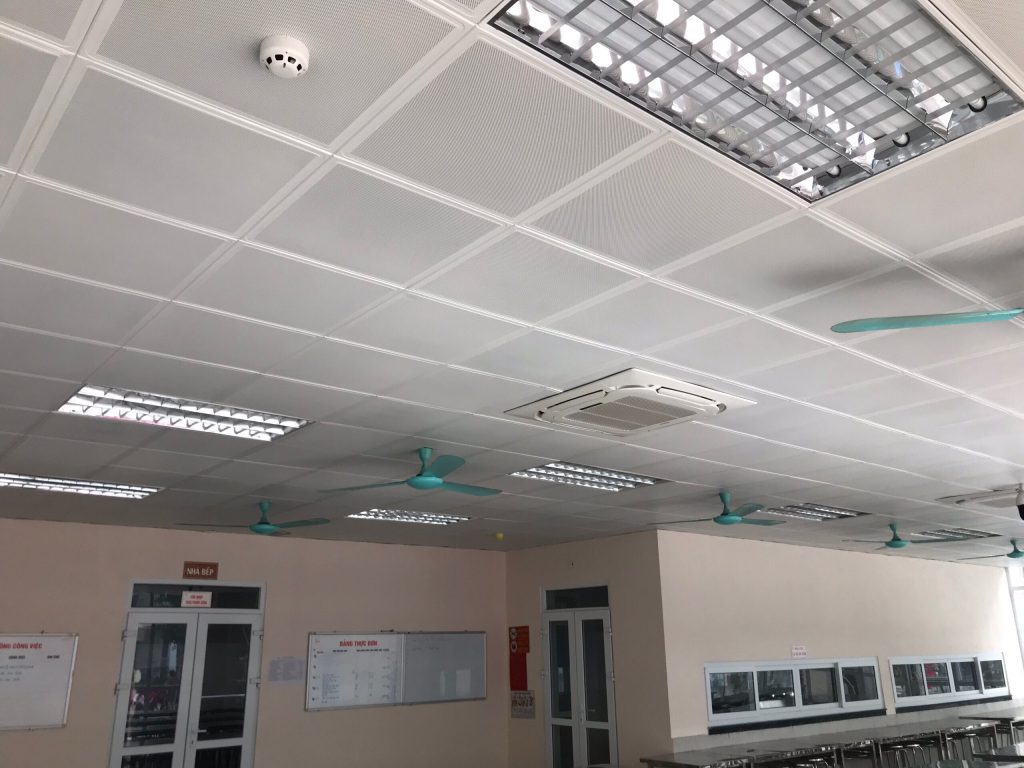 tấm trần nhôm 600x600